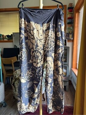 BNWOT Rose-print Buddha yoga pants size L